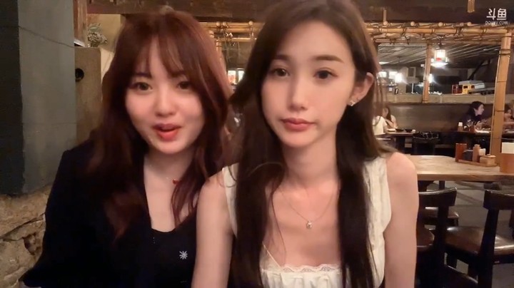 博哥和美女吃饭聊天，美女还拍摄他