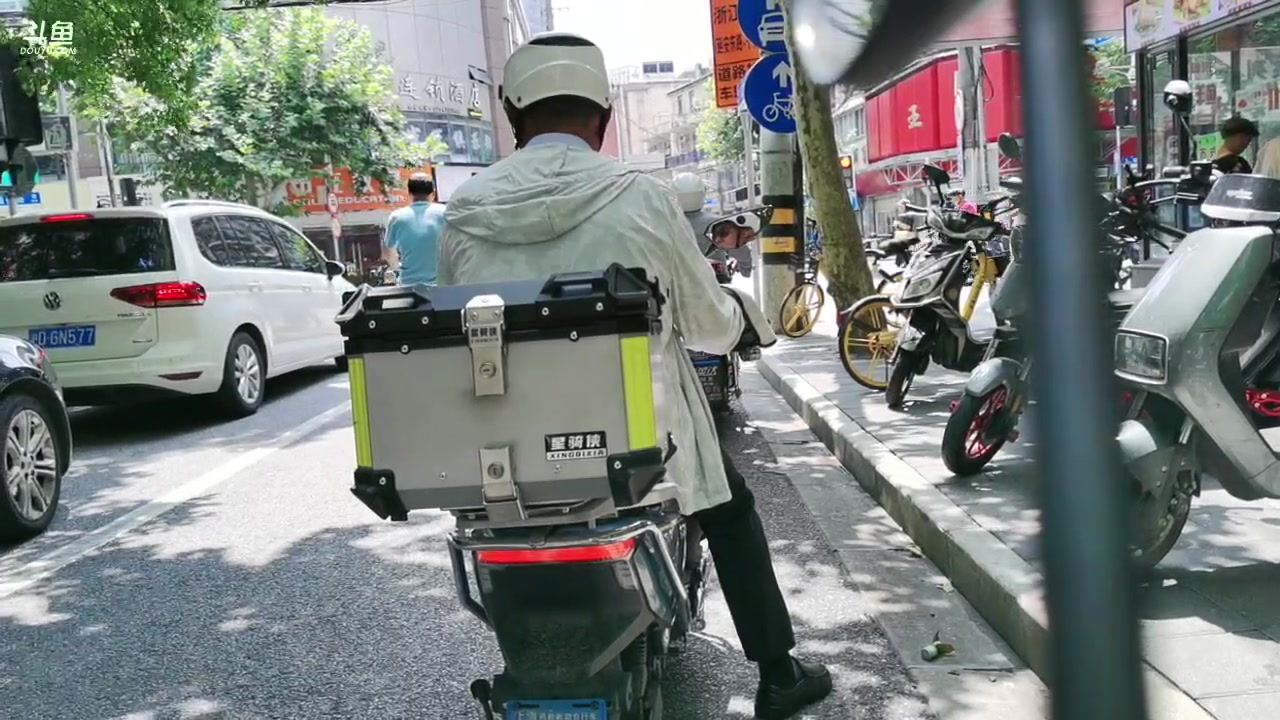 【2023-08-24 10点场】三时小周每娘娘：出门晒太阳，来坐我小电驴