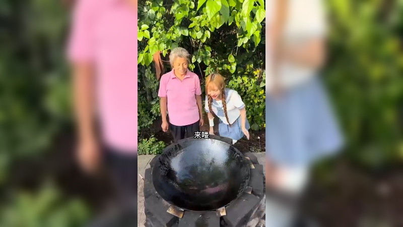 网红美女买超级大的生蚝烤着吃，美滋滋啊