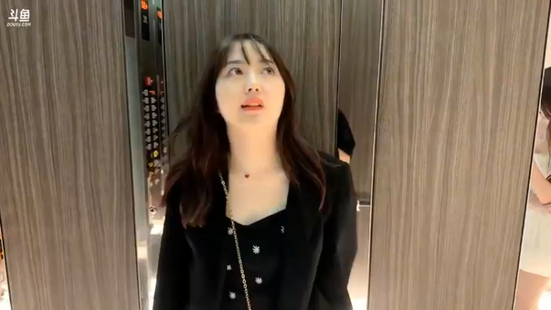 博哥坐车和美女去找饭店吃饭