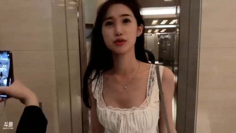 博哥和美女准备找地方继续吃饭