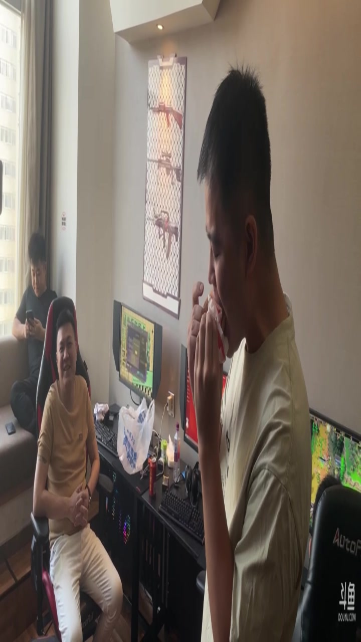 【2023-08-24 17点场】澄海3c晨曦：做惩罚一下。