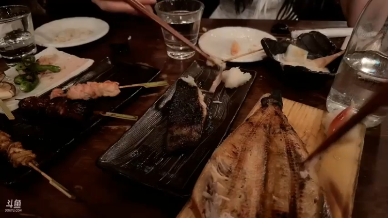 博哥和美女在日本吃饭聊天