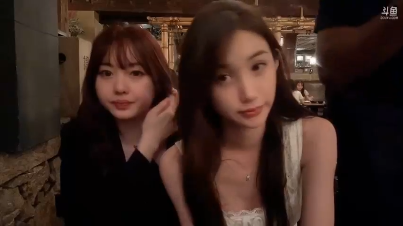 博哥看美女聊天，美女小莱吃饱有点困