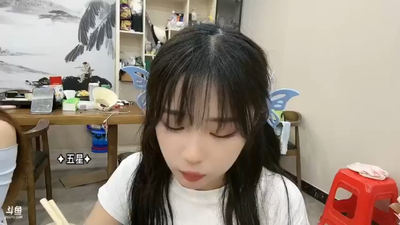 洪湖乡野趣味团播美女贝贝好快乐，每天都是吃大餐