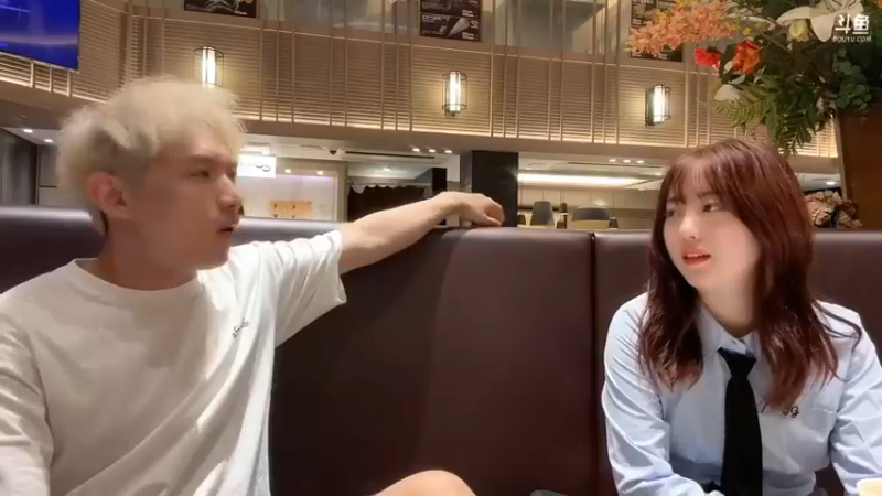 博哥和美女在海底捞聊天