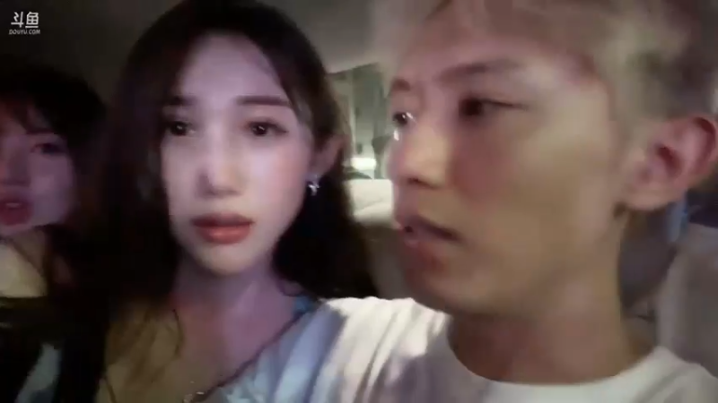 博哥和美女梨子聊天，小莱累了靠着，美女有男朋友了啊