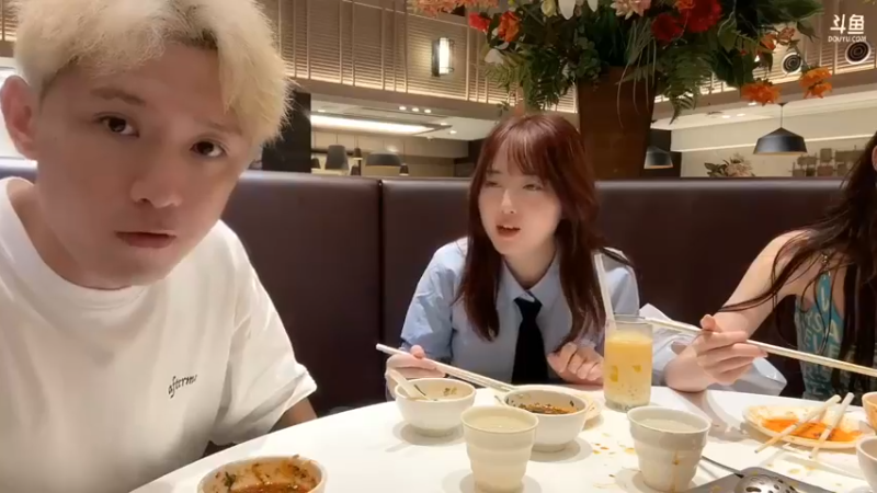 博哥和美女在日本吃海底捞，有说有笑很快乐