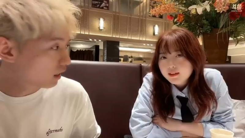 博哥和美女在海底捞吃饭，美女帮博哥推荐给服务员