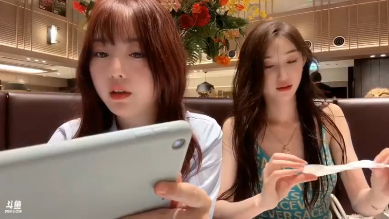 美女在日本海底捞点菜，博哥去方便了