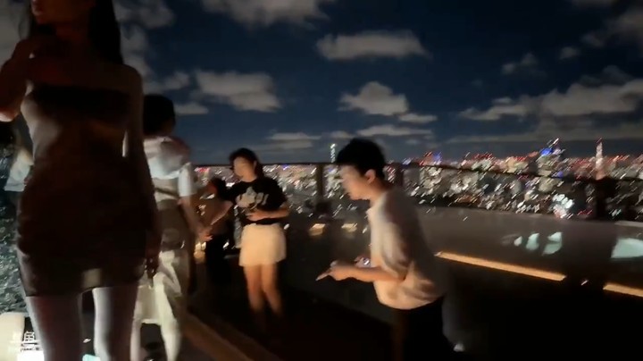 博哥和美女小莱在日本东京高楼拍摄看风景