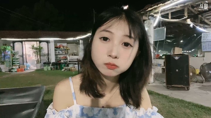 洪湖乡野趣味团播美女倩倩今天衣服好看，吃的菜很少啊