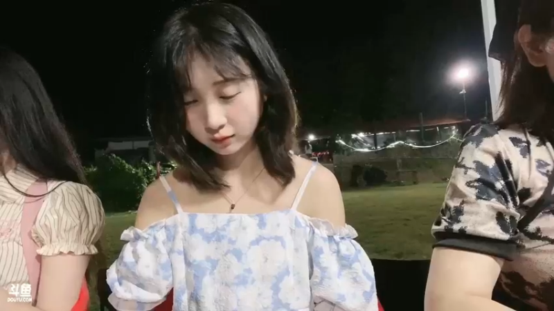 洪湖乡野趣味团播美女倩倩要参加拍卖会了，可是没分啊