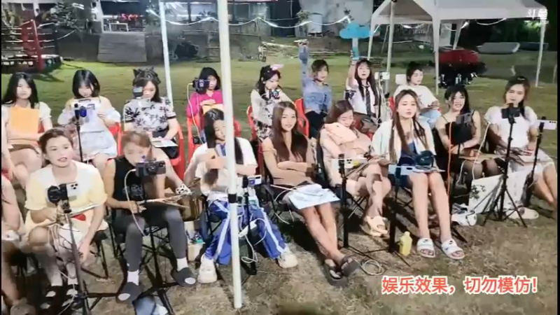 洪湖乡野趣味团播肖哥看女主播拍卖快递，雪碧用300分得到真手机一部