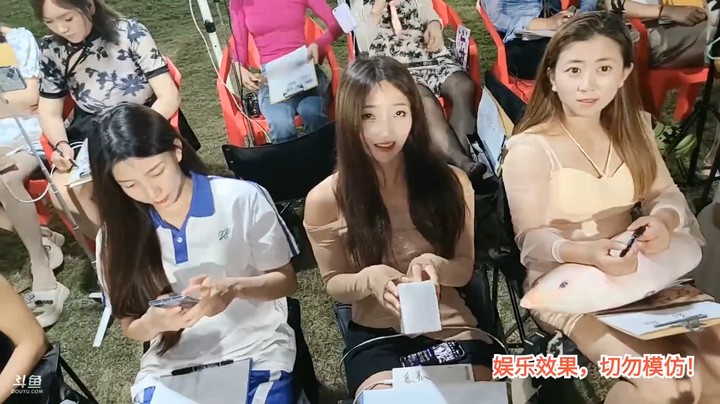 洪湖乡野趣味团播肖哥看女主播拍卖，美美赚麻了，一千多的名牌气垫