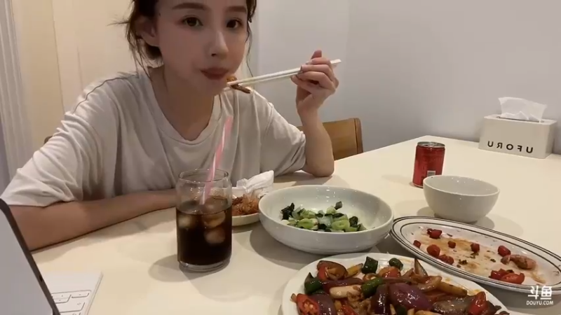 美女二珂在家自己一个人吃饭好舒适，胃口好啊