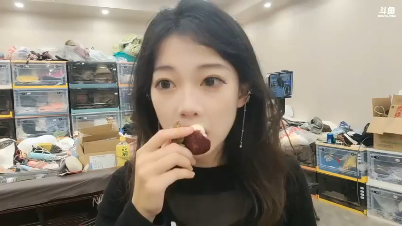 洪湖乡野趣味团播美女彪子最近今天天天吃大餐，好快乐