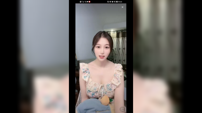 美女坐着直播聊天赚钱，身材真好