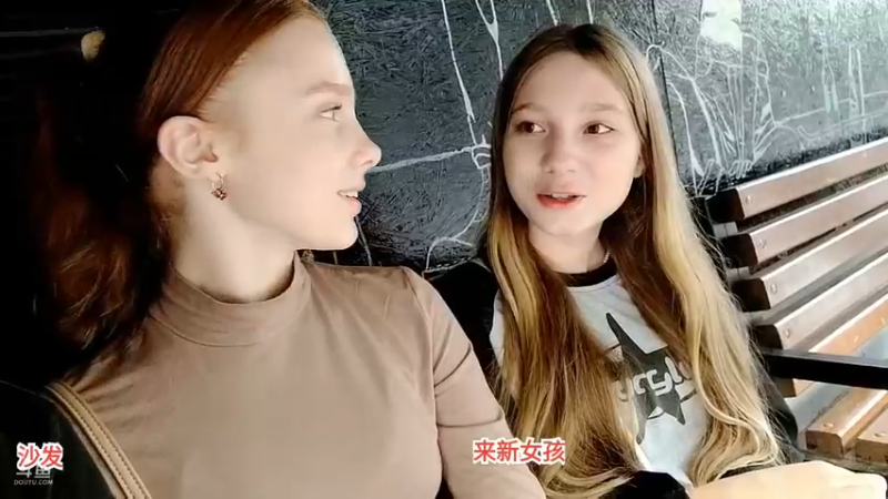 好精致的俄罗斯美少女啊，眼睛很好看啊