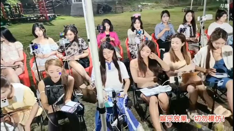 洪湖乡野趣味团播肖哥看女主播拍卖大哥送的快递，有人得到了金砖