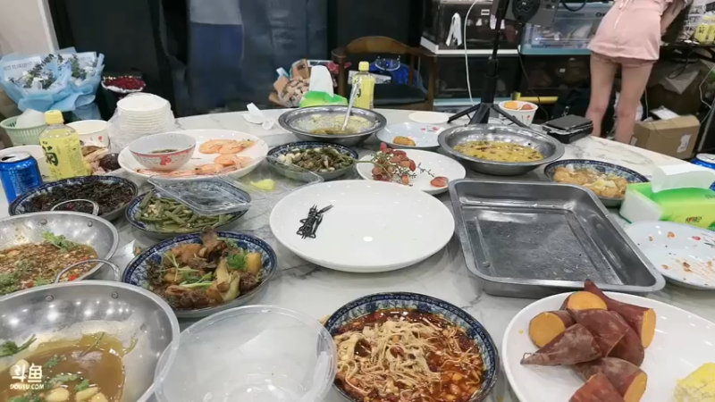 洪湖乡野趣味团播今天女主播吃大餐吃的很饱，好吃的大都吃完了