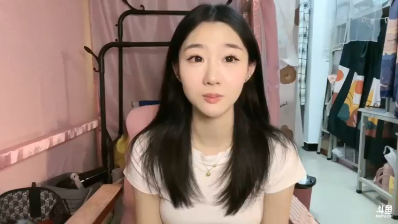 美女百百在宿舍直播，可爱啊