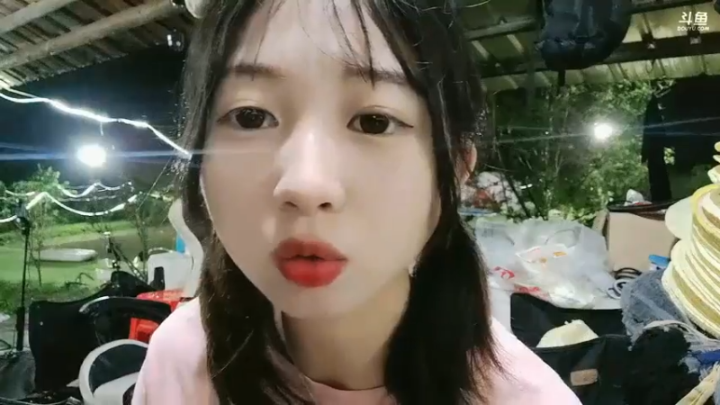 洪湖乡野趣味团播美女倩倩吃饭好像，炸鱼好吃啊