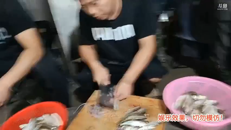 洪湖乡野趣味团播肖哥要求女主播不要乱放衣服到桌上