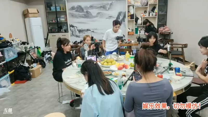 洪湖乡野趣味团播今晚吃大餐的女主播快乐啊，每天都好吃的