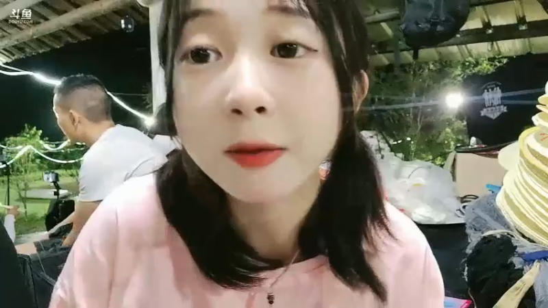 洪湖乡野趣味团播美女倩倩以为粉丝是男的，没想到是小姐姐