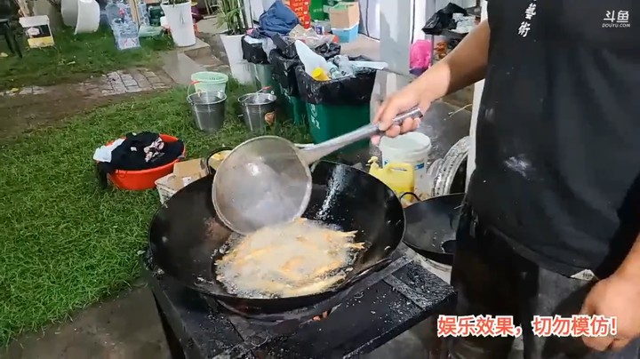 洪湖乡野趣味团播肖哥看强哥做炸鱼，看起来就好吃啊