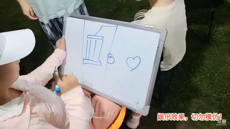 洪湖乡野趣味团播女主播画画猜题，小梦仙以为是五手必出，结果是五音不全