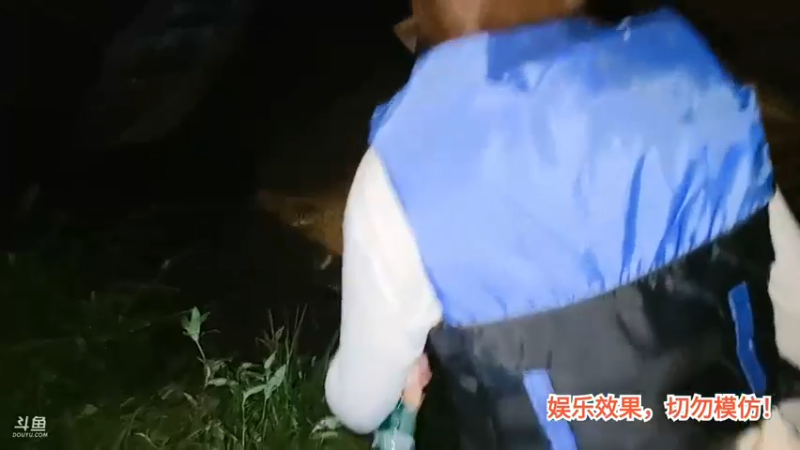 洪湖乡野趣味团播肖哥让女主播划船回家，安全舒服