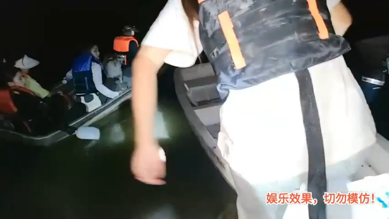 洪湖乡野趣味团播肖哥和女主播划船回去，大家好开心