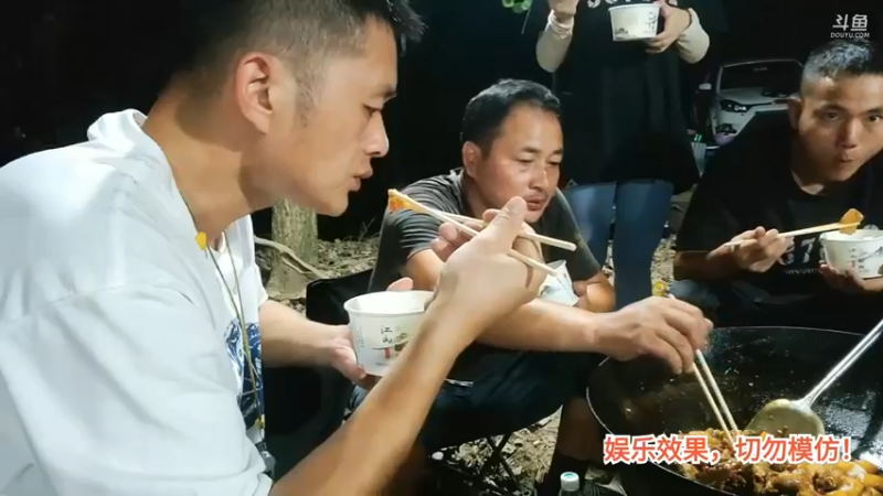 洪湖乡野趣味团播 强哥终于做好了菜，肖哥又来一起吃了