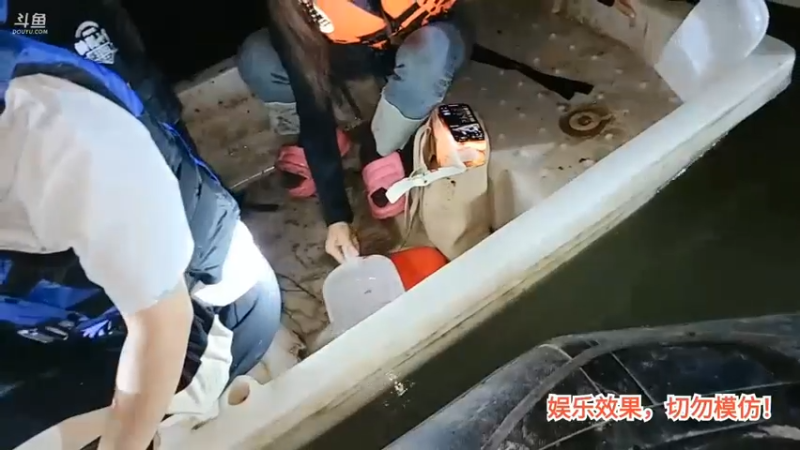 洪湖乡野趣味团播肖哥和女主播划船结果有鱼跑上船