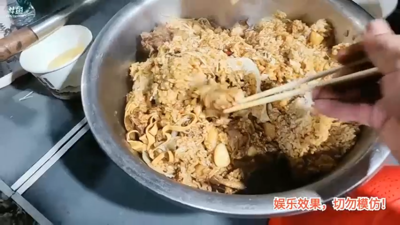 洪湖乡野趣味团播女主播吃完饭开始唱歌了，这真是野炊的快乐啊