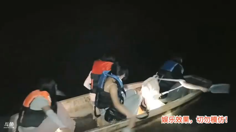 洪湖乡野趣味团播肖哥看女主播划船好搞笑