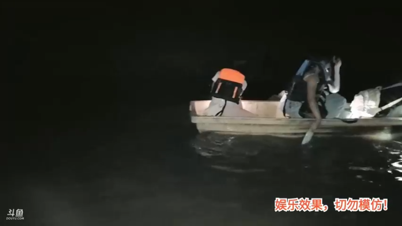 洪湖乡野趣味团播肖哥看最后的女主播划船太慢了