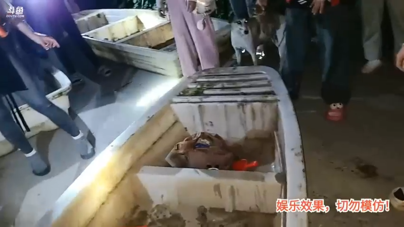 洪湖乡野趣味团播女主播累了抬不动船了