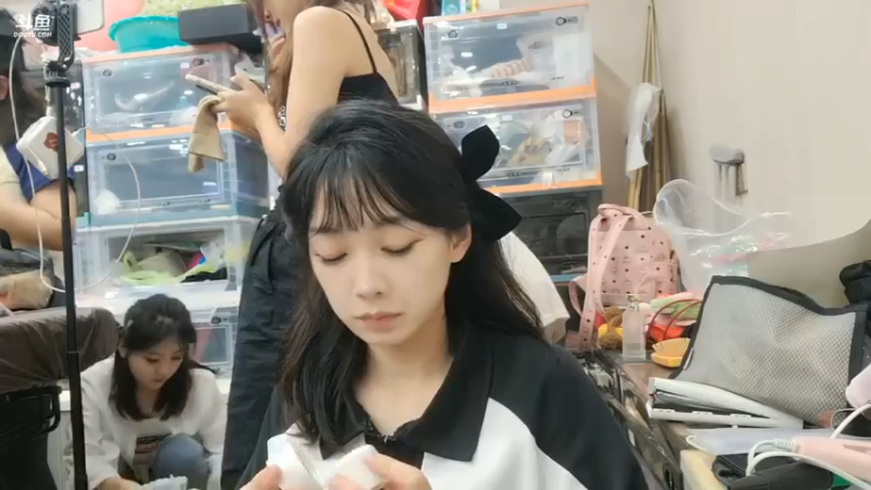 洪湖乡野趣味团播 美女彪子受伤行李淡定