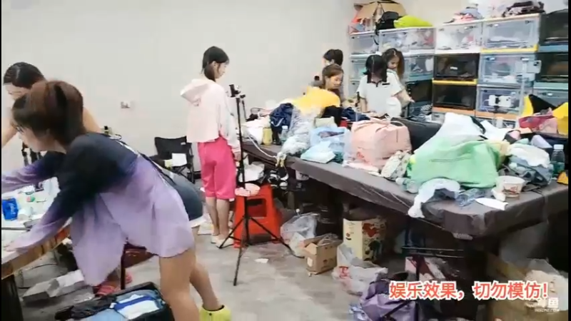 洪湖乡野趣味团播肖哥看女主播打扮行李箱，带的东西多