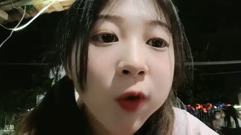 洪湖乡野趣味团播美女倩倩在外面吃饭，明天的超V用不了