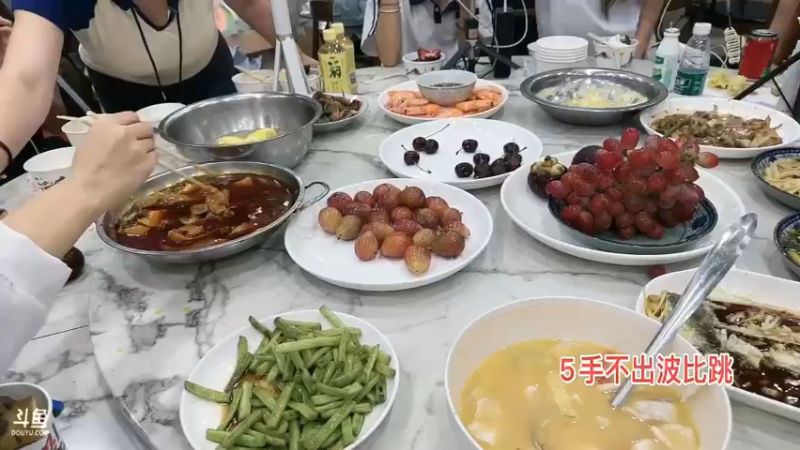 洪湖乡野趣味团播美美这几天天天吃大餐，好快乐啊