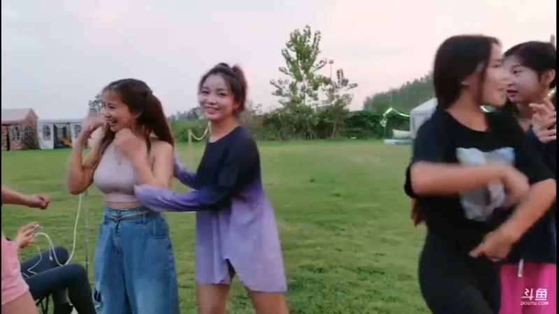 洪湖乡野趣味团播小梦仙和女主播一起跳舞教练，好看啊