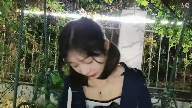 洪湖乡野趣味团播美女倩倩真可爱，她想吃大餐了