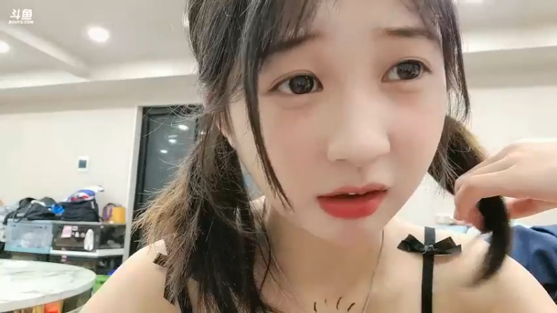 洪湖乡野趣味团播美女倩倩饿的没力气了，太难了