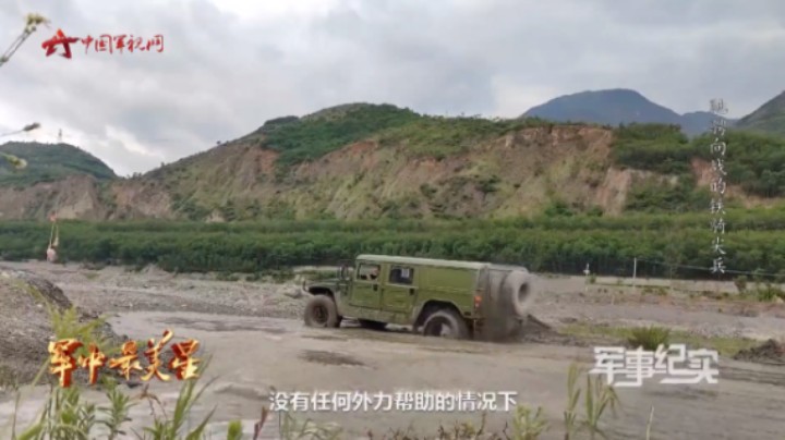 一根鞋带加一块石头 他竟将深陷泥潭的车辆救了出来