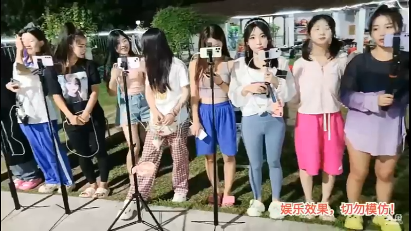 洪湖乡野趣味团播吃完饭集合，肖哥告诉大家明天要去岛上