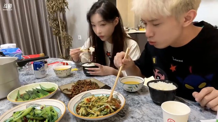 恋爱厨房 博哥看美女做菜，自己负责吃，美滋滋啊